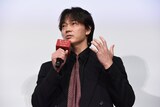 「星と月は天の穴」完成披露上映会に登壇した綾野剛