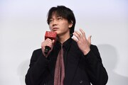 「星と月は天の穴」完成披露上映会に登壇した綾野剛