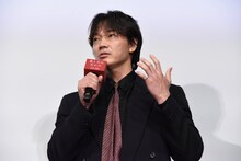 「星と月は天の穴」完成披露上映会に登壇した綾野剛