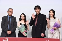 「星と月は天の穴」完成披露上映会の様子。左から荒井晴彦、咲耶、綾野剛、田中麗奈