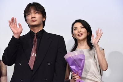 「星と月は天の穴」完成披露上映会に登壇した綾野剛（左）、田中麗奈（右）