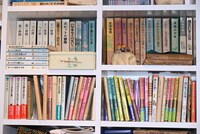 山脇百合子の仕事部屋に並ぶ本