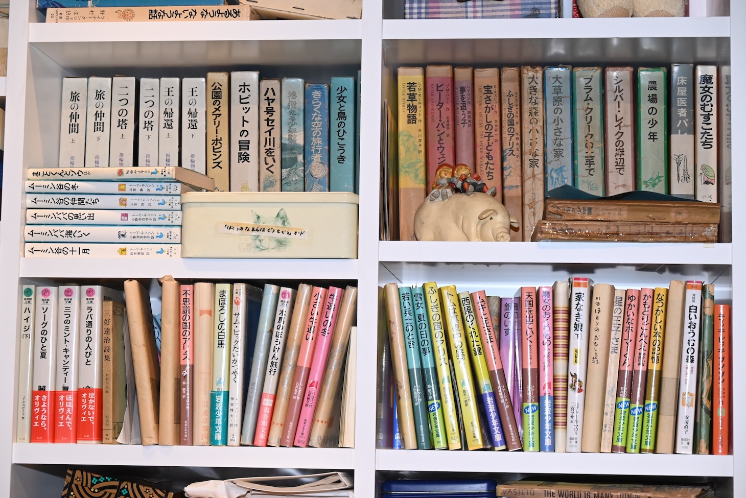 山脇百合子の仕事部屋に並ぶ本