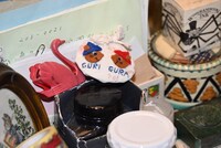 山脇百合子の仕事机に置いてある「ぐりとぐら」のアイテム