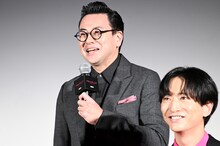 ABEMAオリジナルドラマ「スキャンダルイブ」配信直前プレミアイベントに登壇した鈴木浩介（後方）