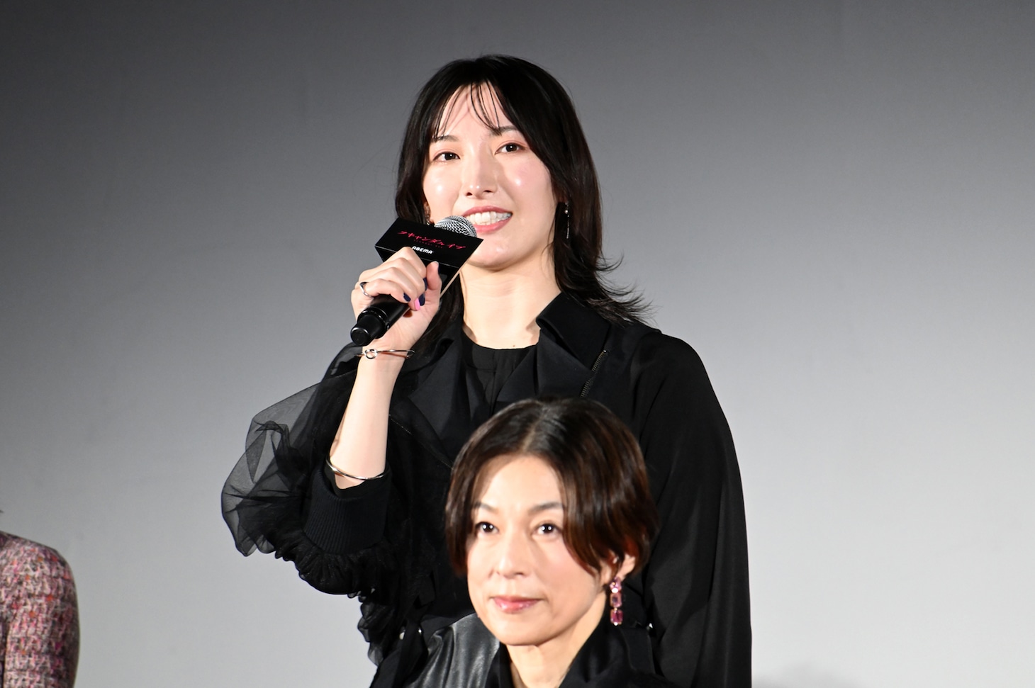 ABEMAオリジナルドラマ「スキャンダルイブ」配信直前プレミアイベントに登壇した帆純まひろ（後方）