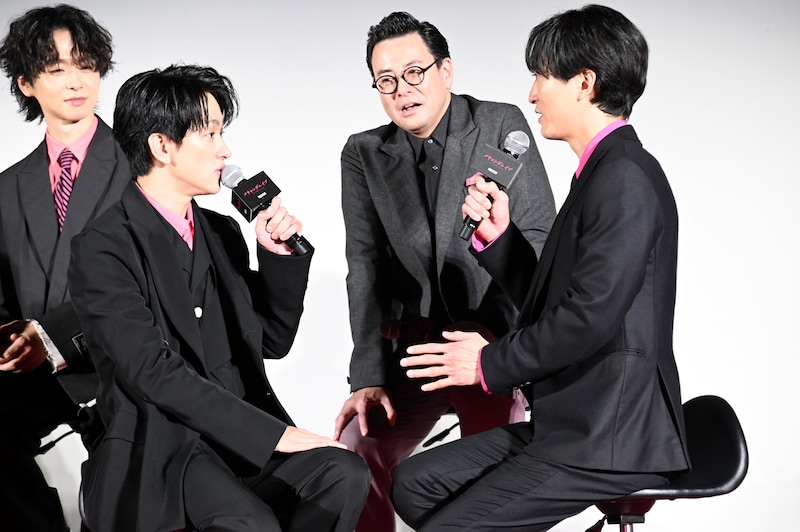 手前左から横山裕（SUPER EIGHT）、かつて横山のバックで踊っていた浅香航大