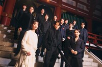 11月13日に行われたNetflixシリーズ「イクサガミ」配信記念イベント「戦神祭 -始め-」のオフショット。前列左から藤﨑ゆみあ、岡田准一、清原果耶。中列左から玉木宏、二宮和也、染谷将太、吉岡里帆。後列左から藤井道人、東出昌大、遠藤雄弥、岡崎体育、早乙女太一