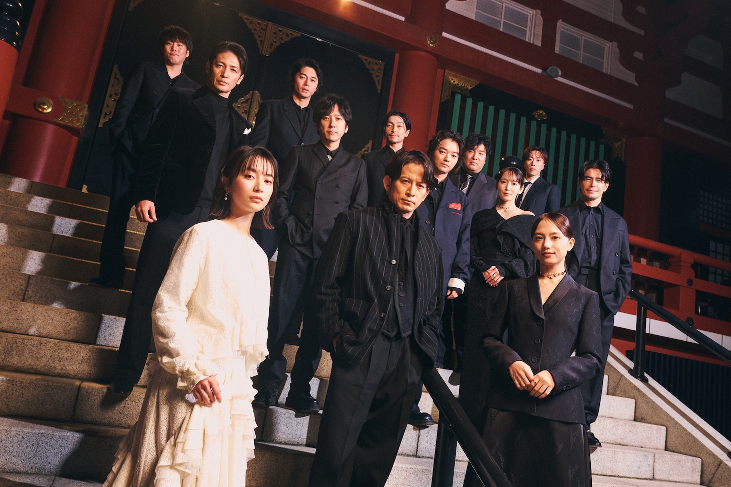 11月13日に行われたNetflixシリーズ「イクサガミ」配信記念イベント「戦神祭 -始め-」のオフショット。前列左から藤﨑ゆみあ、岡田准一、清原果耶。中列左から玉木宏、二宮和也、染谷将太、吉岡里帆。後列左から藤井道人、東出昌大、遠藤雄弥、岡崎体育、早乙女太一