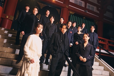 11月13日に行われたNetflixシリーズ「イクサガミ」配信記念イベント「戦神祭 -始め-」のオフショット。前列左から藤﨑ゆみあ、岡田准一、清原果耶。中列左から玉木宏、二宮和也、染谷将太、吉岡里帆。後列左から藤井道人、東出昌大、遠藤雄弥、岡崎体育、早乙女太一