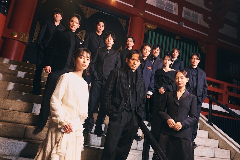 11月13日に行われたNetflixシリーズ「イクサガミ」配信記念イベント「戦神祭 -始め-」のオフショット。前列左から藤﨑ゆみあ、岡田准一、清原果耶。中列左から玉木宏、二宮和也、染谷将太、吉岡里帆。後列左から藤井道人、東出昌大、遠藤雄弥、岡崎体育、早乙女太一