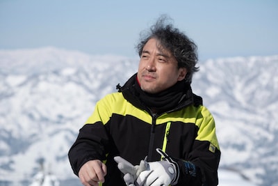 スペシャルドラマ「雪煙チェイス」より、ムロツヨシ演じる小杉敦彦