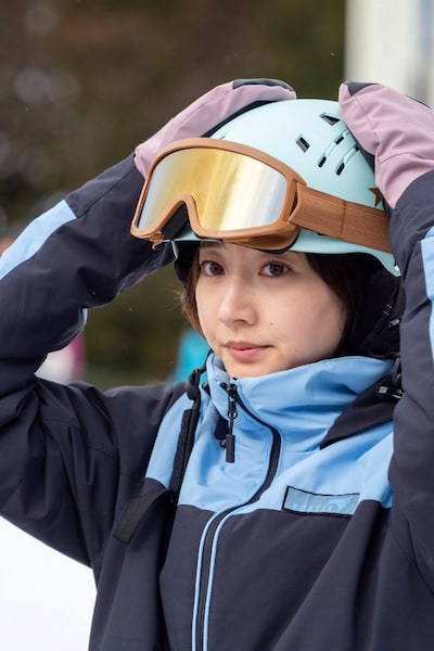 スペシャルドラマ「雪煙チェイス」より、武田玲奈演じる瀬利千晶