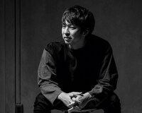 スペシャルドラマ「雪煙チェイス」の音楽を担当する大間々昂