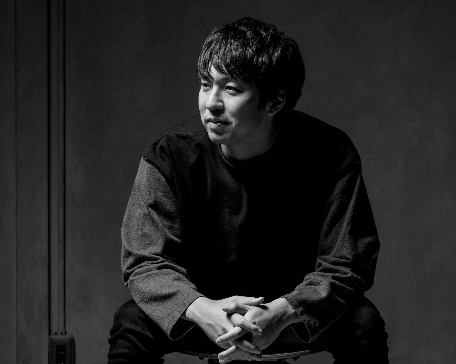 スペシャルドラマ「雪煙チェイス」の音楽を担当する大間々昂