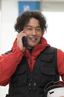 スペシャルドラマ「雪煙チェイス」より、吉田健悟演じる長岡慎太