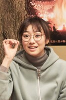 スペシャルドラマ「雪煙チェイス」より、高田夏帆演じる成宮莉央