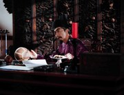 ドラマ「北方謙三 水滸伝」より、池田成志演じる高俅。帝の直属軍である“禁軍”の大将で、腐敗した権力の象徴とも言える存在