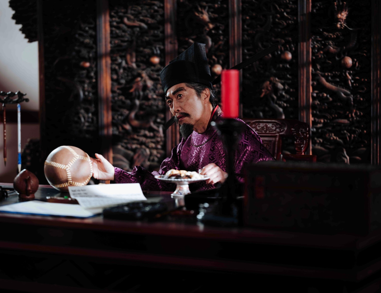 ドラマ「北方謙三 水滸伝」より、池田成志演じる高俅。帝の直属軍である“禁軍”の大将で、腐敗した権力の象徴とも言える存在