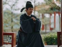 ドラマ「北方謙三 水滸伝」より、宮下修司演じる陸謙。“禁軍”の大将である高俅の部下