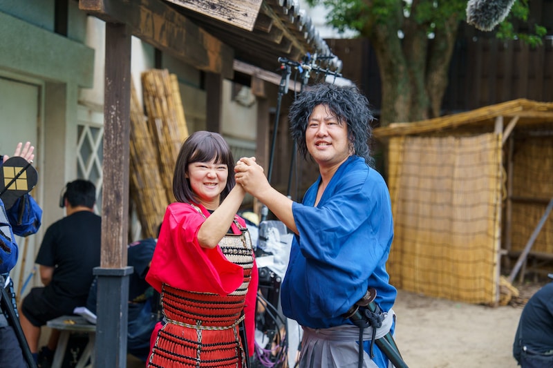 「有吉の壁」の企画「アドリブ大河」収録風景。左から“わり井直虎”役の蛙亭イワクラ、“宮本寂しい”役のとにかく明るい安村