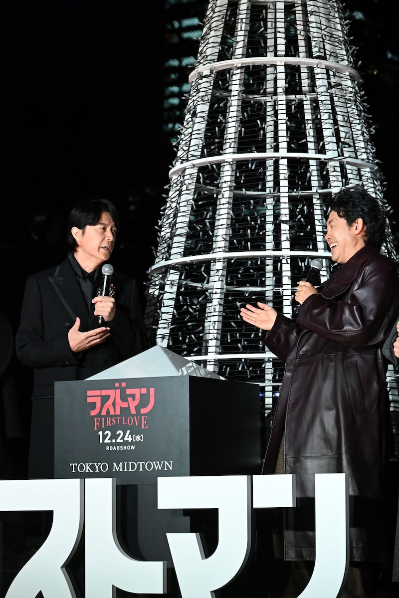 イルミネーション点灯の段取りを、漫才のようなやり取りで相談する福山雅治（左）と大泉洋（右）