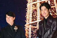 左から福山雅治、大泉洋