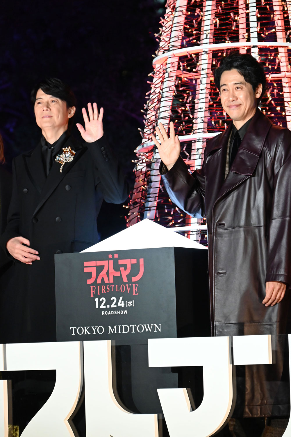 左から福山雅治、大泉洋