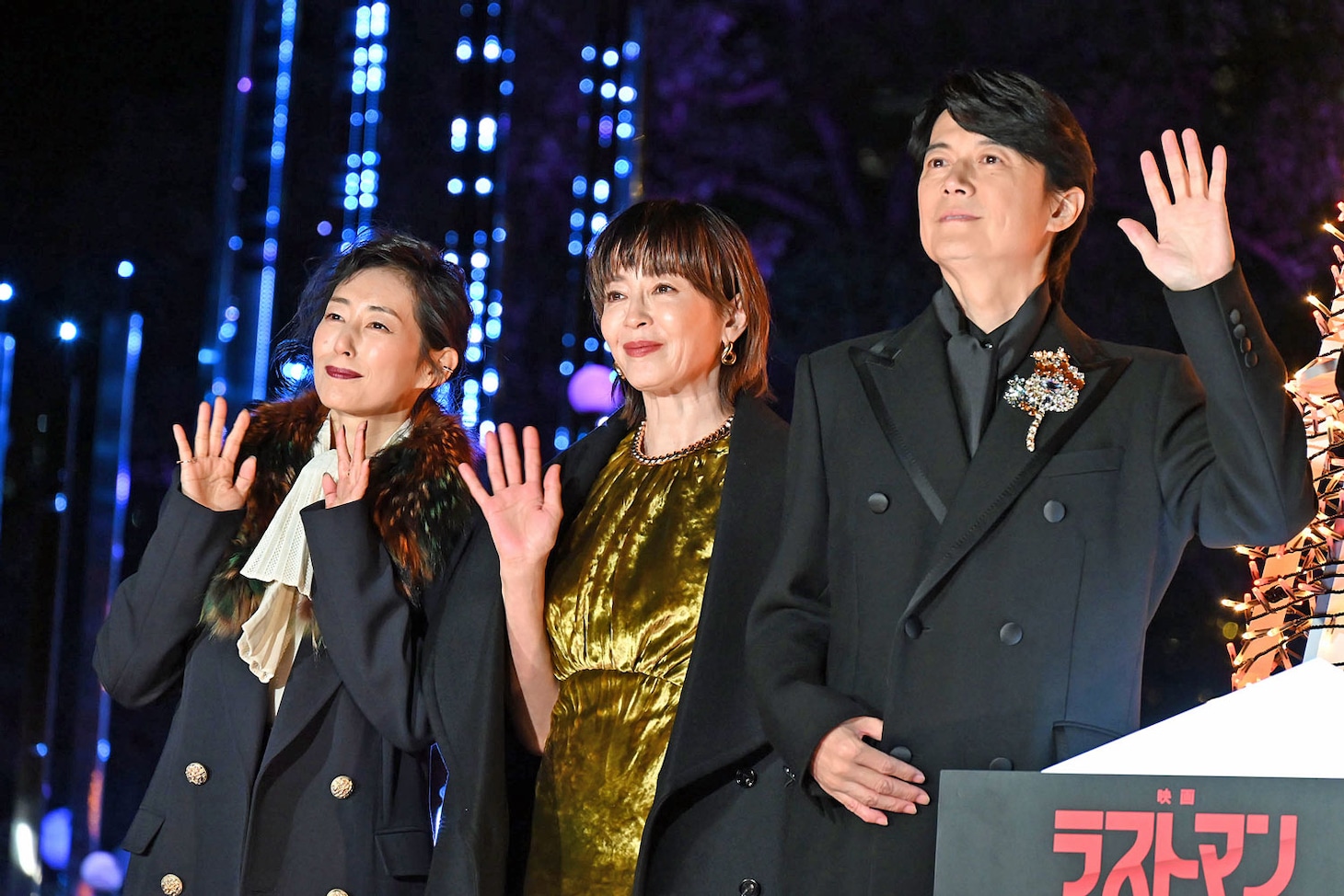 左から木村多江、宮沢りえ、福山雅治