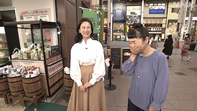 11月24日放送のNHK総合「インタビュー ここから」に出演した戸田菜穂（左）と、聞き手の広島放送局アナウンサー・小野文惠（右）