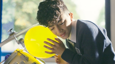 「ぼくの名前はラワン」場面写真。イギリスのダービー王立ろう学校へ通うことになったララワン・ハマダミンは、イギリス手話を自身の言語として習得していく