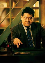 フジテレビ系木曜劇場「プロフェッショナル 保険調査員・天音蓮」で小手伸也が演じる深山リサーチの代表・深山俊雄。一人娘とともに暮らす心優しいシングルファーザーで、優れた観察眼と案件解決の経験値を持つ