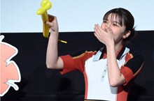 バルーンアートを作る上白石萌歌