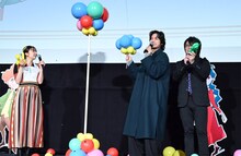 スパークバルーンを前にする佐野晶哉（中央）、上白石萌歌（左）、森川智之（右）