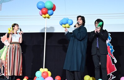 スパークバルーンを前にする佐野晶哉（中央）、上白石萌歌（左）、森川智之（右）