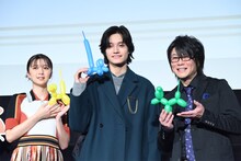 「トリツカレ男」公開記念舞台挨拶の様子。左から上白石萌歌、佐野晶哉、森川智之。イベントでは、ハツカネズミのシエロをイメージしたアートバルーンを制作した