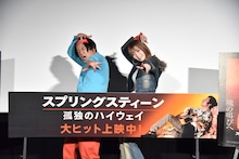 「スプリングスティーン 孤独のハイウェイ」公開記念イベントにて、ポーズを決める永野（左）、ゆい小池（右）
