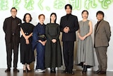 「ほどなく、お別れです」完成報告会の様子。左から鈴木浩介、永作博美、夏木マリ、浜辺美波、目黒蓮、森田望智、三木孝浩