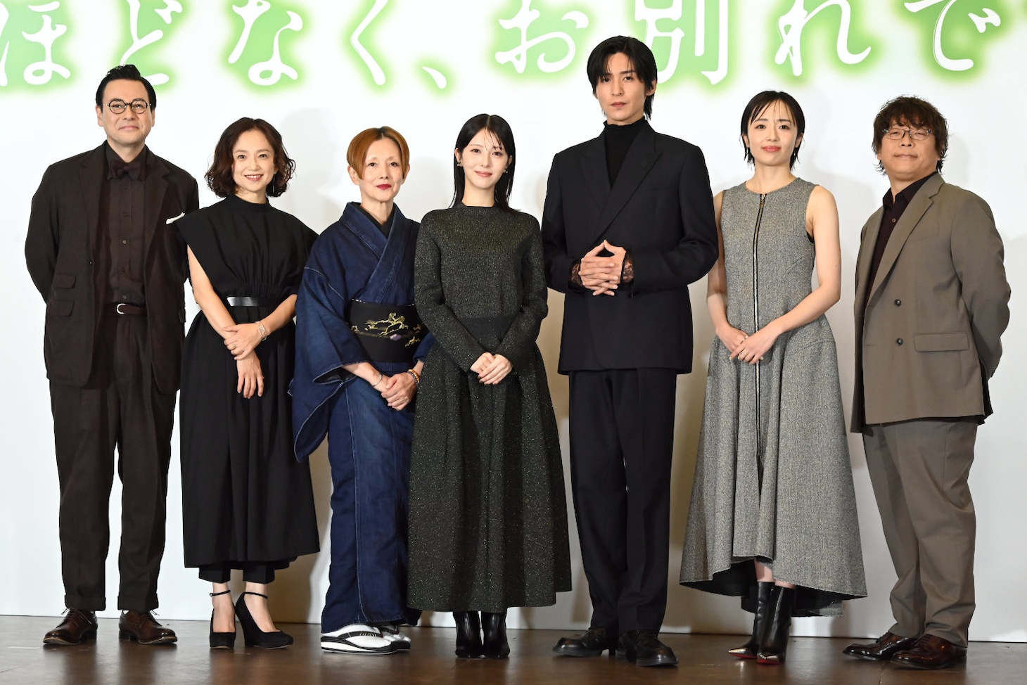 「ほどなく、お別れです」完成報告会の様子。左から鈴木浩介、永作博美、夏木マリ、浜辺美波、目黒蓮、森田望智、三木孝浩