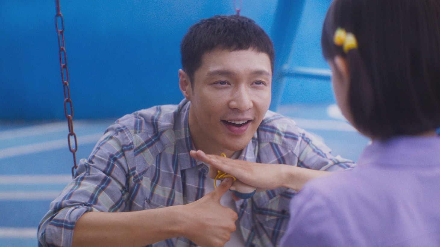 「愛がきこえる」新場面写真。EXOのレイことチャン・イーシン（張芸興）が、ろう者である父親シャオマー（小馬）を演じた