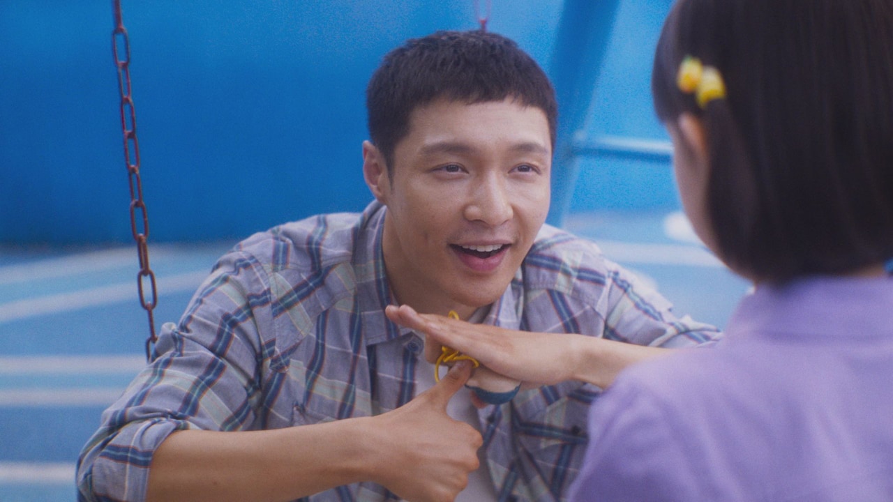 「愛がきこえる」新場面写真。EXOのレイことチャン・イーシン（張芸興）が、ろう者である父親シャオマー（小馬）を演じた