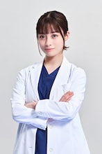 ドラマ「ヤンドク！」より、橋本環奈が演じる脳神経外科医・田上湖音波