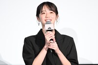 映画「TOKYOタクシー」初日舞台挨拶に登壇した中島瑠菜