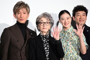 映画「TOKYOタクシー」初日舞台挨拶の様子。左から木村拓哉、倍賞千恵子、蒼井優、迫田孝也