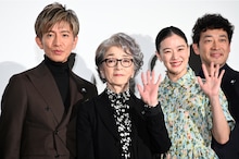 映画「TOKYOタクシー」初日舞台挨拶の様子。左から木村拓哉、倍賞千恵子、蒼井優、迫田孝也