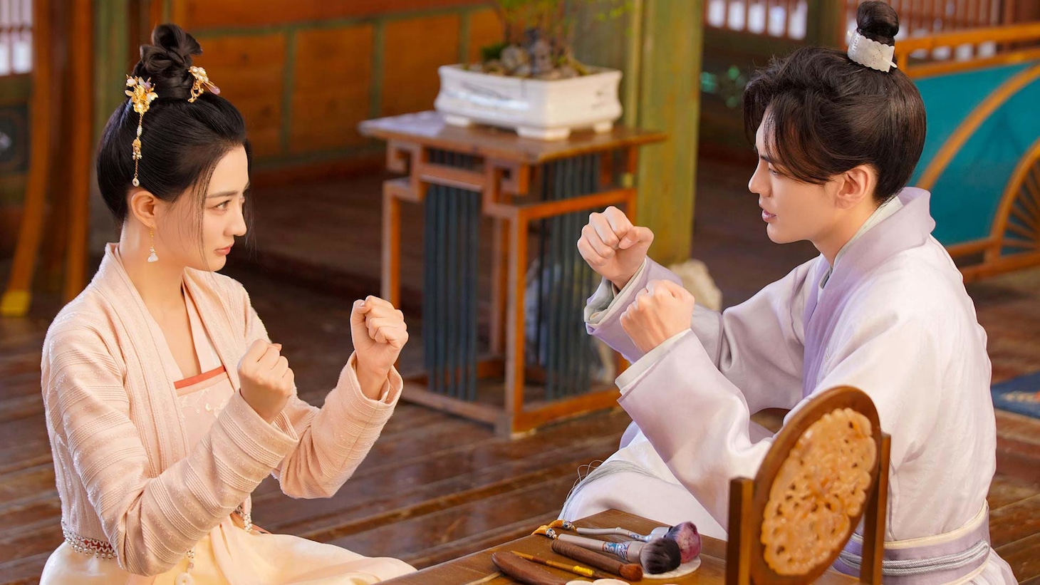 左からシュー・ルー（徐璐）演じる単単単、ビー・ウェンジュン（畢雯珺）演じる裴沛