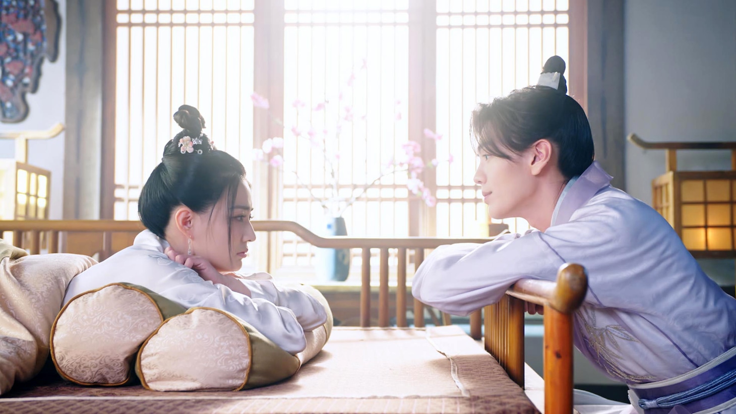 中国ドラマ「輝ける宝珠の如く」場面写真。本作は玉器の商いで出会った男女が支え合いながら成長していくさまを描いたロマンス時代劇