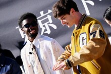 初めて寿司を食べた際のエピソードを、ジェスチャーを交えて披露するノア・シュナップ（右）