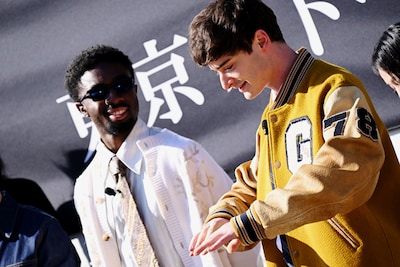 初めて寿司を食べた際のエピソードを、ジェスチャーを交えて披露するノア・シュナップ（右）