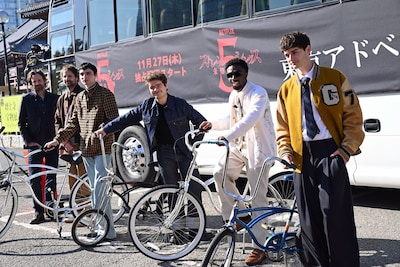 「ストレンジャー・シングス 未知の世界」シーズン5来日イベントにて、増上寺でのフォトセッションの様子